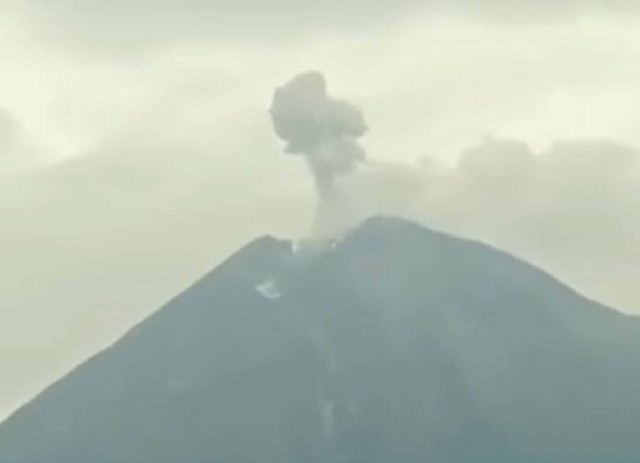 Semeru Kembali Menggeliat, Luncurkan Awan Panas Setinggi 500 Meter!