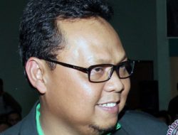 Gus Umar, tokoh NU, melontarkan kritik pedas terhadap mantan Menteri PDT, Lukman Edy. Menurutnya, Lukman hanya berambisi mempertahankan jabatan komisaris di BUMN. Gus Umar yang pernah menjadi staf khusus Lukman Edy, bahkan memutuskan mengundurkan diri karena menilai kepemimpinan Lukman penuh masalah.