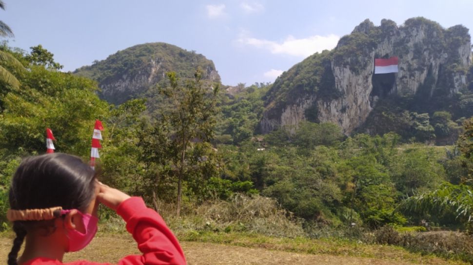 Merah Putih Berkibar Gagah di Tebing Gunung Kelud,  6 Pemanjat Berjibaku Taklukkan Angin