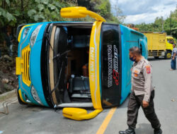 Tragedi di Tol Jombang: Bus Pariwisata Terguling, Satu Nyawa Melayang