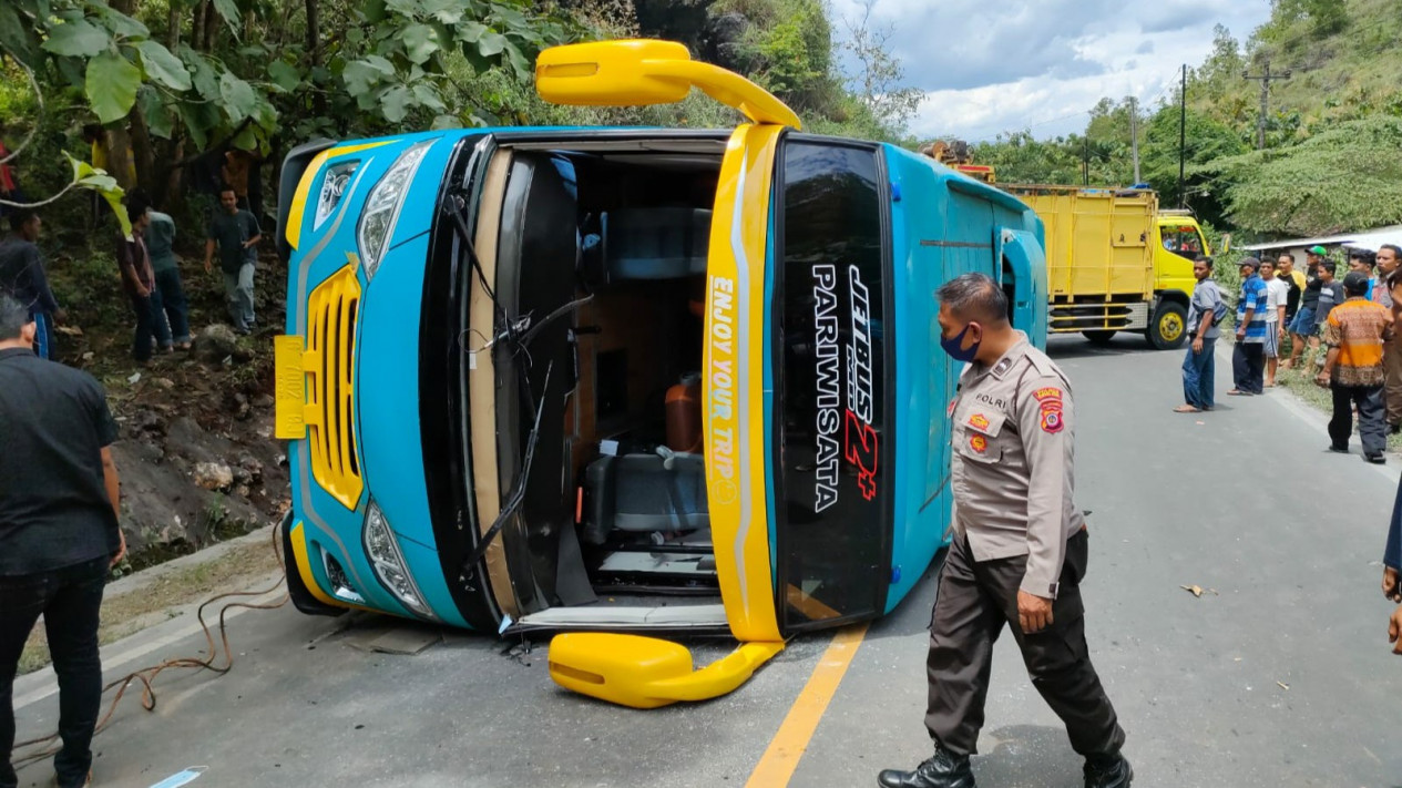 Tragedi di Tol Jombang: Bus Pariwisata Terguling, Satu Nyawa Melayang