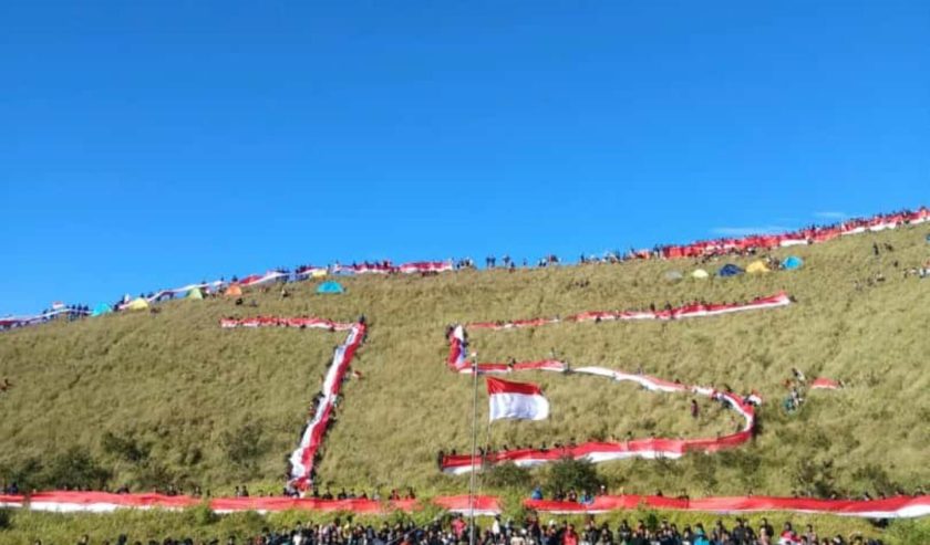 Merah Putih 1.000 Meter Berkibar di Puncak Penanggungan