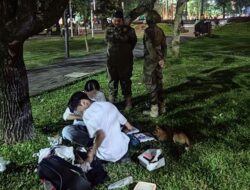 Pasangan Muda Berciuman di Alun-Alun Merdeka Kota Malang