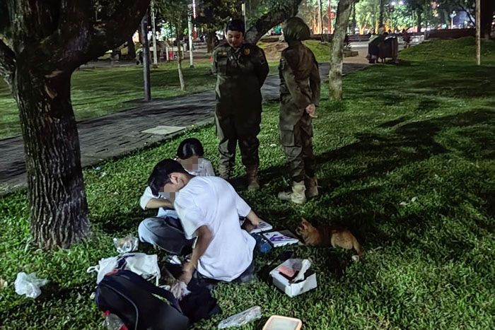 Pasangan Muda Berciuman di Alun-Alun Merdeka Kota Malang