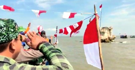 Meriahnya Upacara Kemerdekaan di Tengah Laut Situbondo: Santri dan Nelayan Bersatu Rayakan Kemerdekaan