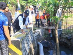 Kapolres Pasuruan Kota Turun Langsung Bersihkan Saluran Irigasi Bersama Warga