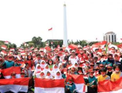 Siswi SMAN 17 Surabaya Kibarkan Bendera Merah Putih di Ibu Kota Nusantara