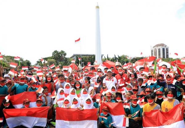 Siswi SMAN 17 Surabaya Kibarkan Bendera Merah Putih di Ibu Kota Nusantara