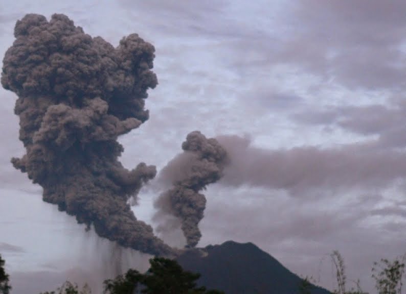 Gunung Ibu Erupsi 8 Kali, Luncurkan Abu Vulkanik hingga 1.200 Meter