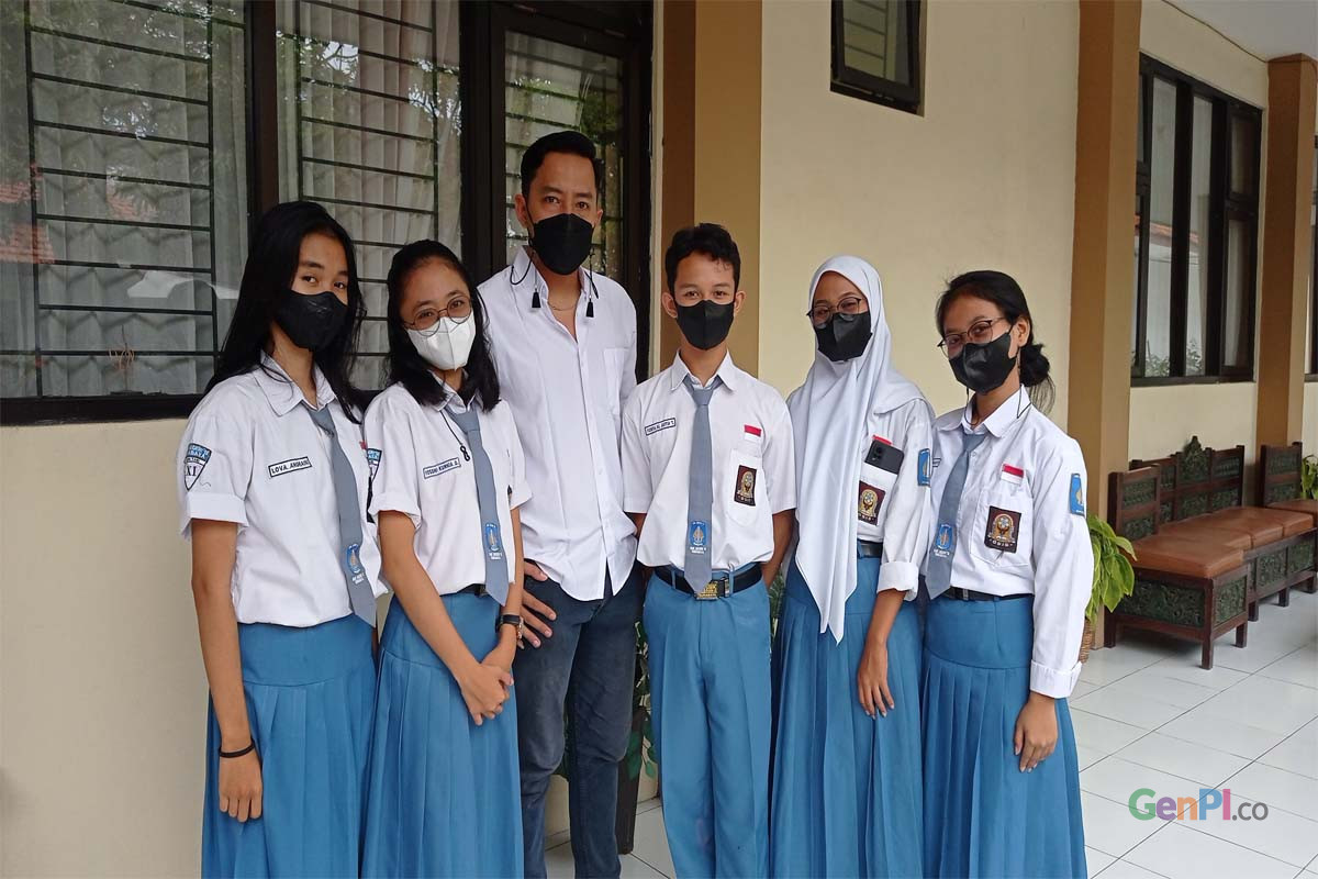 Guru Agama SMKN 12 Kota Malang Viral Cekik dan Piting Siswa: Candaan Berlebihan?