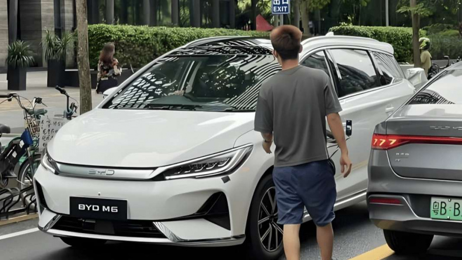 BYD M6: Mobil Listrik Canggih yang Bisa Jadi "Generator" Listrik Rumah Anda