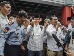 Anas Urbaningrum, mantan Ketua Umum Partai Demokrat, memberikan kode keras kepada Anies Baswedan usai terjerembap dalam perhelatan politik. Melalui akun X-nya, @anasurbaninggrum, Anas mengungkap tiga metode alternatif yang bisa ditempuh Anies untuk tetap berkontribusi dalam politik.