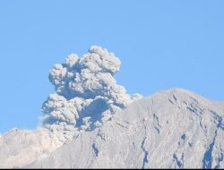 Gunung Semeru Kembali Ngamuk, Luncurkan Abu Vulkanik Setinggi 500 Meter!