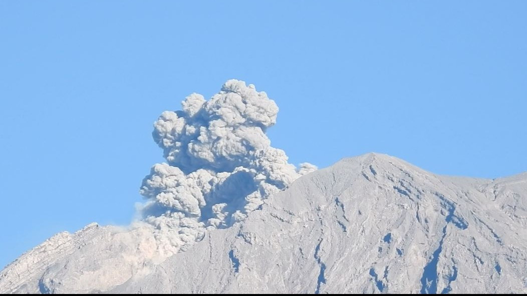 Gunung Semeru Kembali Ngamuk, Luncurkan Abu Vulkanik Setinggi 500 Meter!