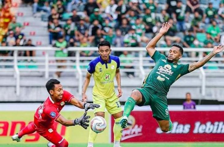 Duel Sengit di GBT: Persebaya Siap Jegal Barito Putera dengan Formasi Jitu