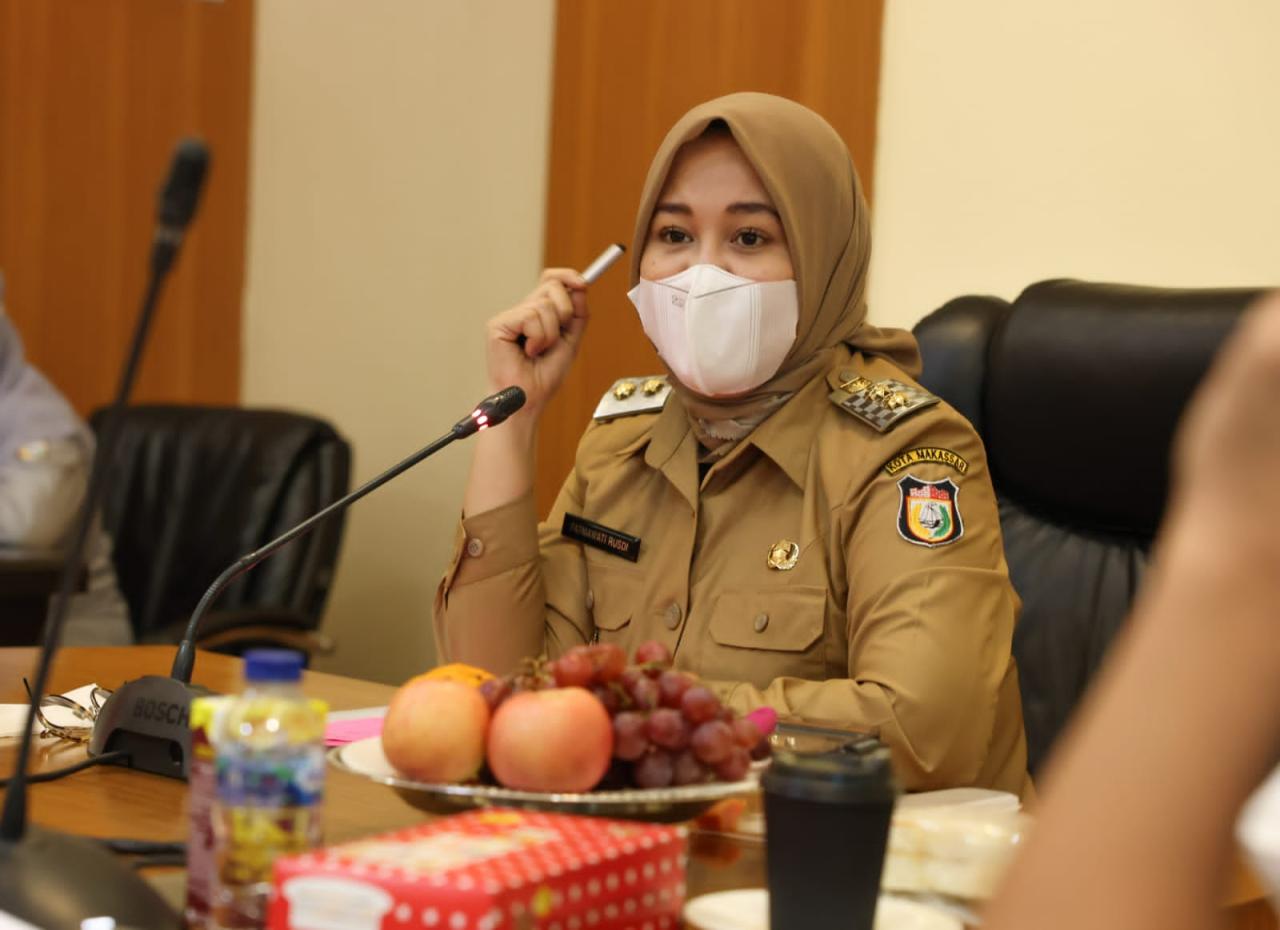 Fatmawati Rusdi, Calon Wakil Gubernur Sulsel, berbagi kisah inspiratif dengan generasi muda di Pinrang.  Fatma, yang dikenal sebagai istri dari Rusdi Masse, Anggota DPR RI, menceritakan perjalanan hidupnya yang penuh perjuangan. Ia menekankan pentingnya kerja keras dan komitmen dalam mencapai kesuksesan.