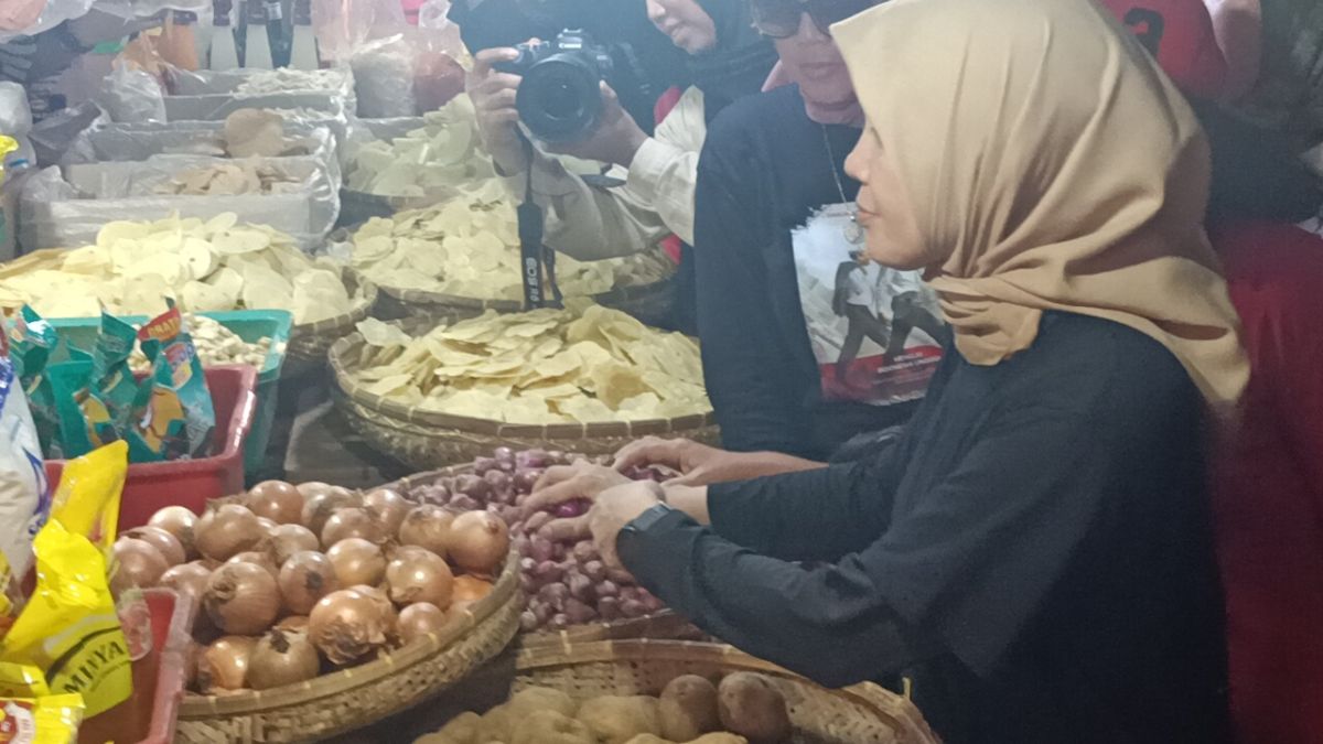 Siti Rahmawati Dengar Curhatan Pedagang Soal Sampah di Pasar Pekkabata