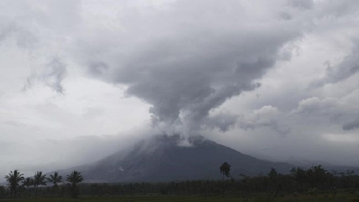 Gunung Semeru Kembali Bergemuruh, Erupsi Terjadi 5 Kali Pagi Ini!