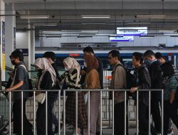 Tarif KRL Naik, Kantong Kelas Menengah Terkuras!