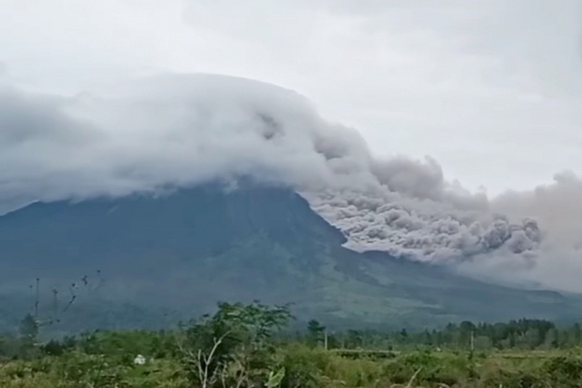 Gunung Semeru Kembali 'Ngambek', Luncurkan Awan Panas Setinggi 700 Meter!