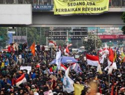 "Bersatu Lawan! Mereka Takut Kita Bersatu!" - Mamat Alkatiri Berapi-api di Aksi Demo DPR