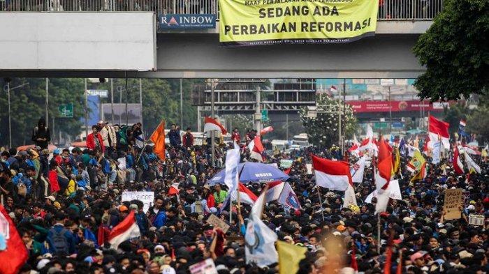 "Bersatu Lawan! Mereka Takut Kita Bersatu!" - Mamat Alkatiri Berapi-api di Aksi Demo DPR