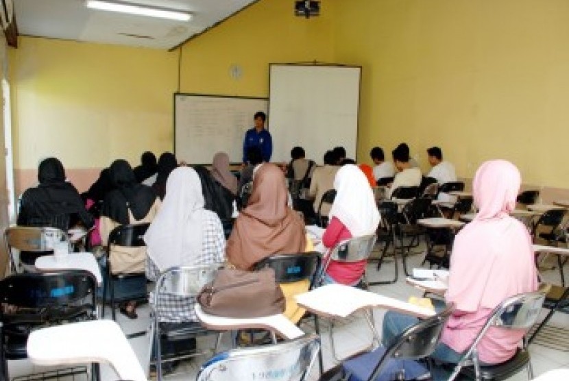 Silfester Kuliah di Kampus Ilegal?