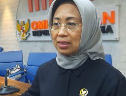 Alvin Lie, mantan Komisioner Ombudsman RI, mendorong penggunaan kotak kosong di Pilkada. Ia menilai opsi ini bisa jadi solusi bagi masyarakat yang kecewa dengan calon yang diajukan partai politik.