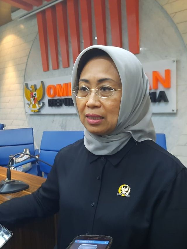 Alvin Lie, mantan Komisioner Ombudsman RI, mendorong penggunaan kotak kosong di Pilkada. Ia menilai opsi ini bisa jadi solusi bagi masyarakat yang kecewa dengan calon yang diajukan partai politik.