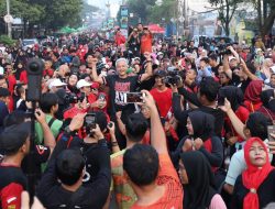 Emak-Emak Gerak Bareng, Sosialisasikan Pasangan Calon di Polman