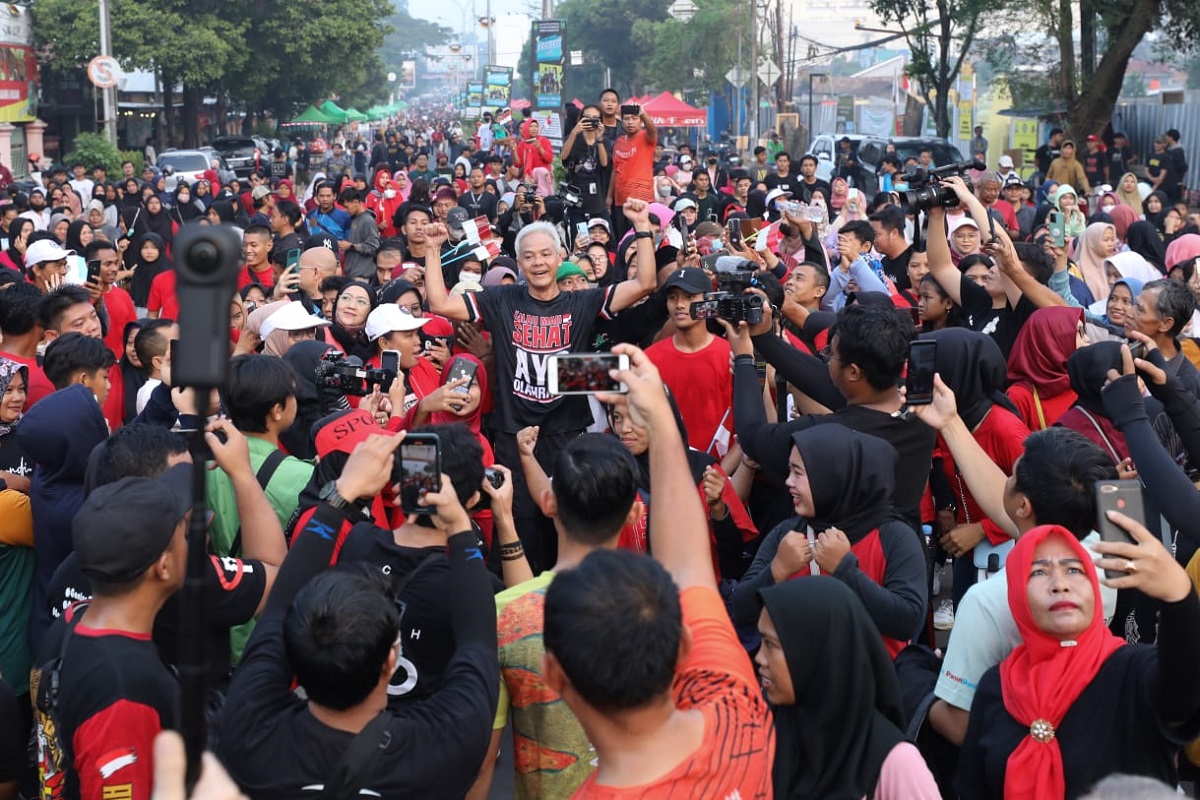 Emak-Emak Gerak Bareng, Sosialisasikan Pasangan Calon di Polman