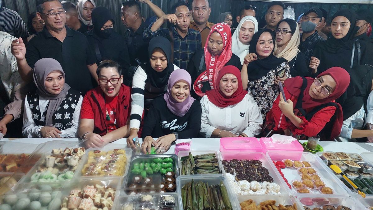 Siti Rahmawati Diserbu di Pasar, Pedagang dan Warga Berebut Foto!