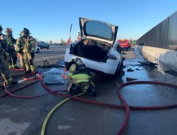 Truk Tesla Semi Terbakar, Butuh Kolam Renang Air untuk Padamkan Api!